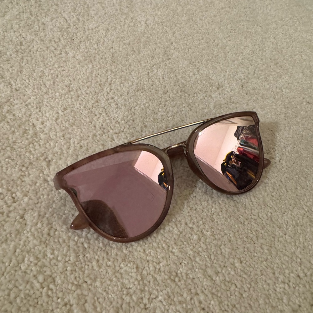 Metallic pink women’s sunglassess